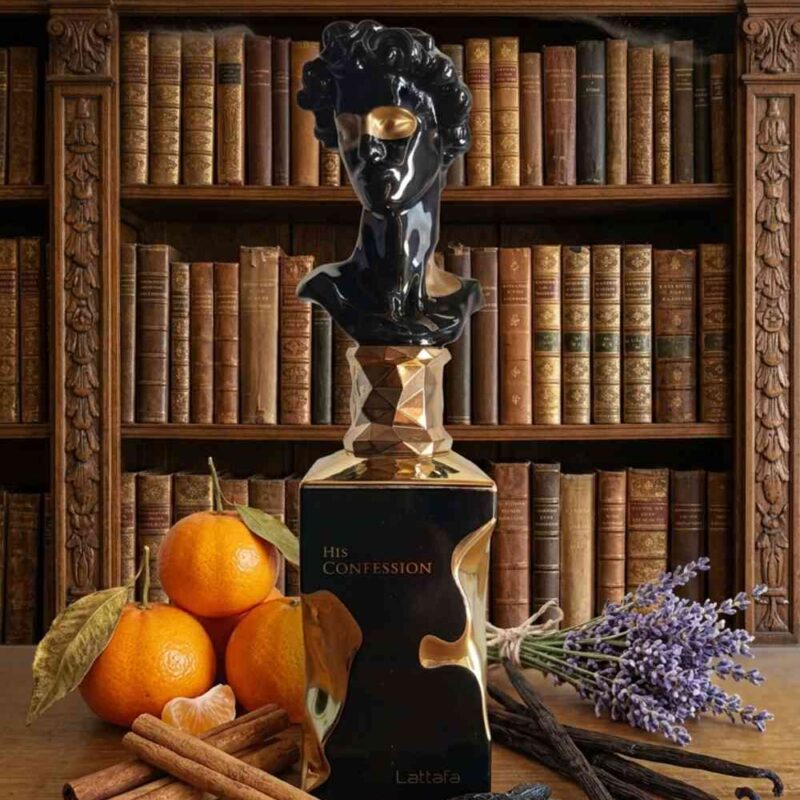 Lattafa His Confession eredeti arab parfüm üveg mandarinnal, levendulával és fűszeres jegyekkel egy könyvtári háttér előtt.”